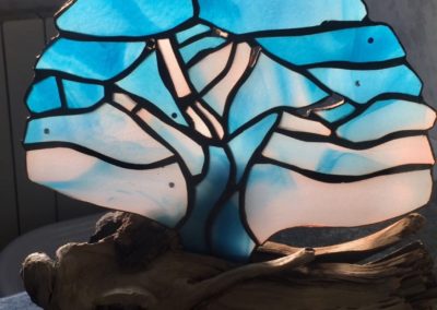 Albero di cielo | Lampada in pasta di vetro saldata a piombo su base legno marino | 23x23