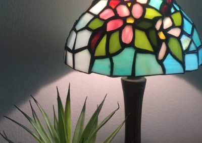 Apple Blossom | Lampada disegno originale Tiffany in pasta di vetro saldata a piombo su base originale | 20x40