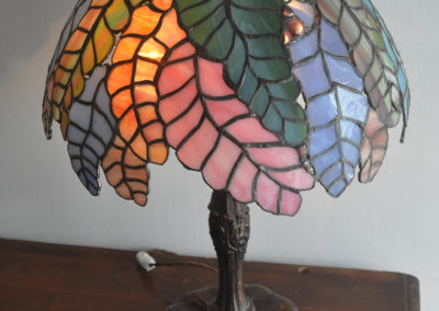 Lampada foglie Arcobaleno | Pasta di vetro artistico saldato a piombo su base originale Tiffany | 65x45