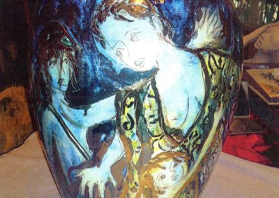 I corsi e ricorsi della storia, (tema sull'emigrazione), vaso in ceramica, II fuoco pittura con terre colorate e vetrificazione, III fuoco sfumature e profili in oro e platino, h cm. 50